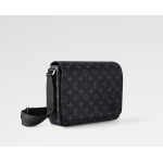 DISTRICT Small Messenger Bag